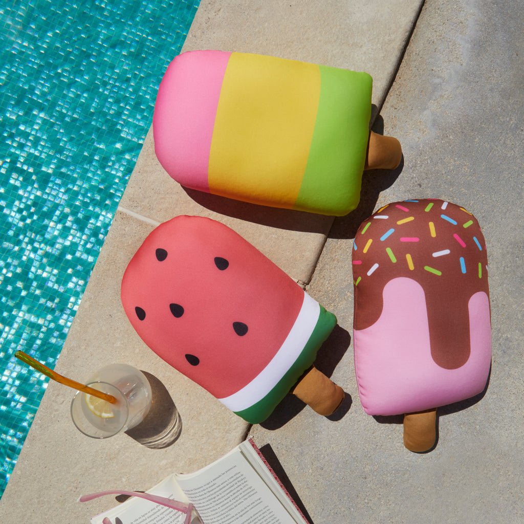 balvi-sprinkles-popsicle-coussin-plage-rose-esquimau image 6