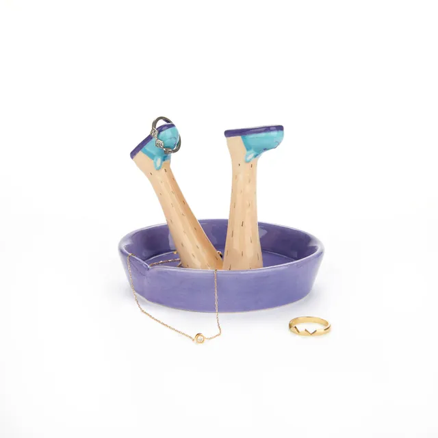 balvi-home-decor-happy-legs-porte-bagues-jambes-pantoufles image 1