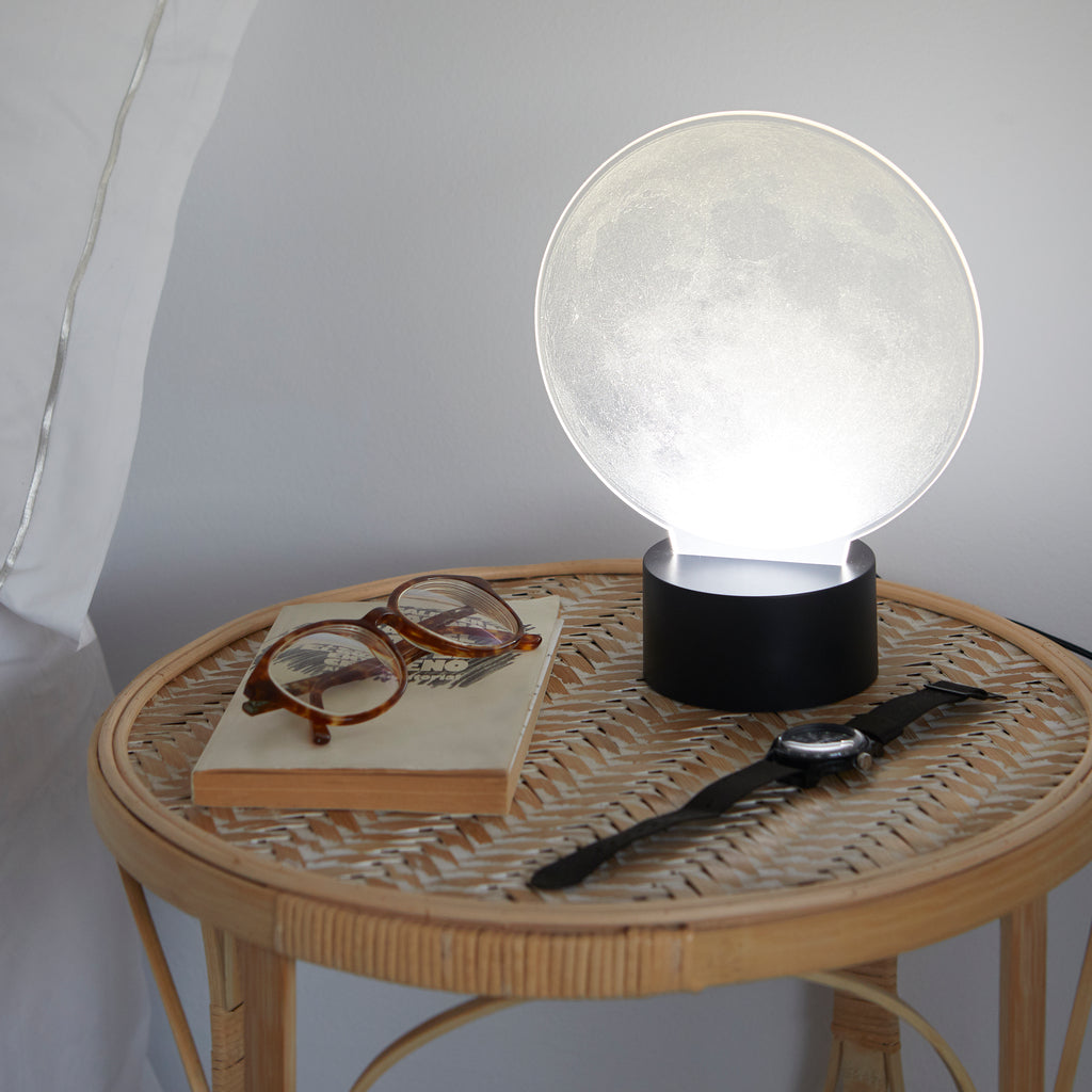 balvi-home-decor-moon-lampe-de-table-lune-gris-bois image 3