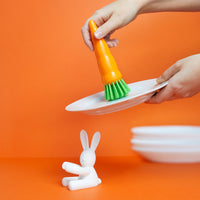 balvi-bunny-brosse-vaisselle-carotte-avec-support-lapin image 2