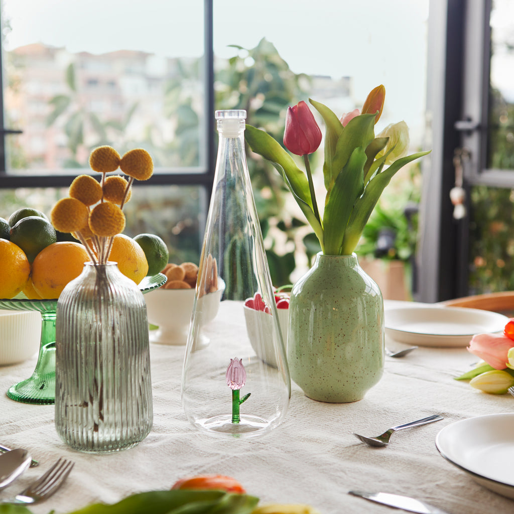 balvi-kitchen-table-botanical-tulip-bouteille-verre-tulipe-rose image 3